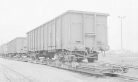Wagon towarowy na transporterze kolei wąskotorowej o torze 750 mm...